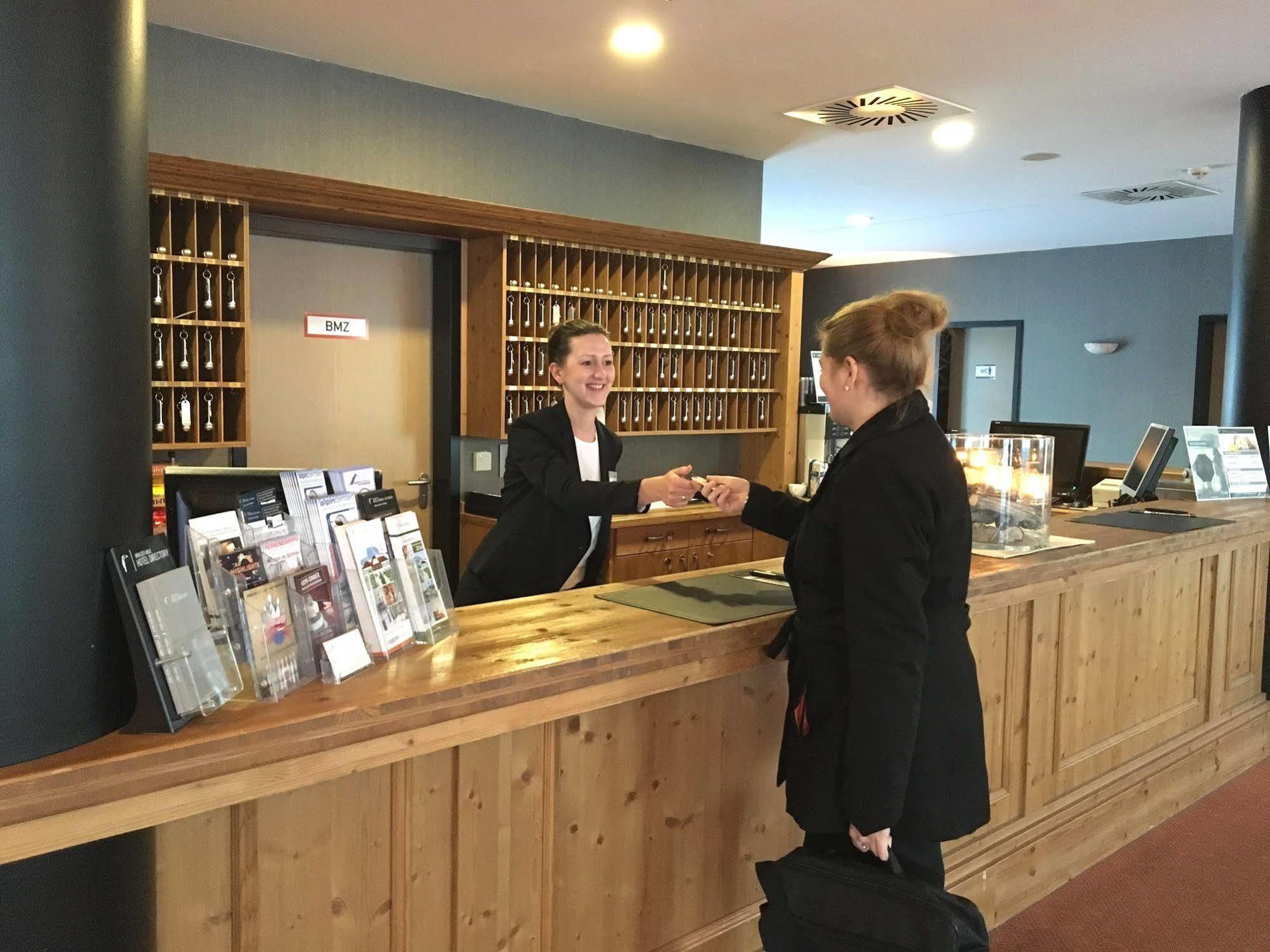 Hotel Hamburg-Wittenburg Van Der Valk Екстериор снимка